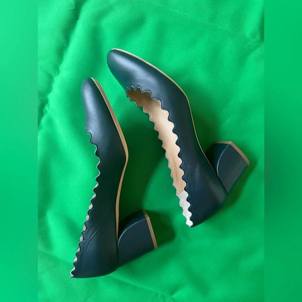 Chloe Pumps with Scalloped Edge 100% Leather Navy Size 7 - Picture 3 of 15